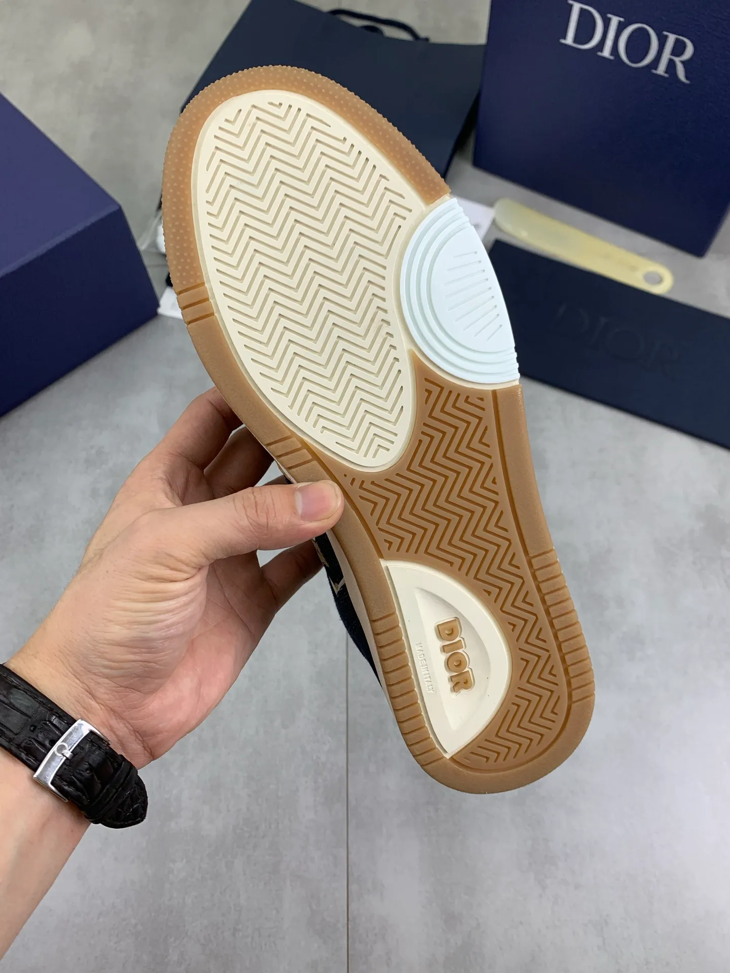Factory price P760💰💎Top quality💎Dior couple's sneakers Top high-end version Purchasing quality Original development Dior spring and summer new B27 couple's sneakers are new products in the series, (Dior) B27 sneakers, original version 15560💰Purchased New presbyopic sneakers in early spring A favorite among major celebrities and Internet celebrities. The on-foot effect is very nice B27 sneakers made by Italian craftsmen The layers are distinct and have a unique three-dimensional effect🌟 showing a modern and elegant style, comparable to Dior  A classic style from Dior. Crafted from smooth black calf leather with beige and black Oblique print panels on the sides. The "CD Icon" shaped shoelace eyelets are clever and delicate, and the two-color rubber sole, rear collar and heel are all equipped with the brand's iconic details to enhance the style. Oblique printed straps at the ankle allow for an adjustable fit to complement the overall design. Fashionable and versatile, it can complement any look.                        Imported silk cowhide stitching with D embroidery printing; multi-color 🉑️Choose TPU outsole Size: women's 35-40 men's: 38-46 (men's 38, 45, 46 sizes are custom-made, non-refundable and non-exchangeable)